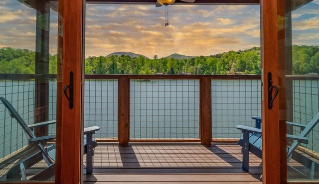 The Boathouse: An adorable studio, with a kayak, right on Lake Lanier!