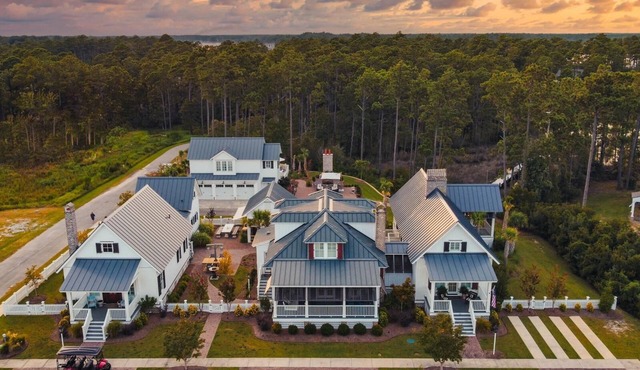 The Boathouse at River Dunes, Private Coastal Retreat with Pool & 4 Guest Houses