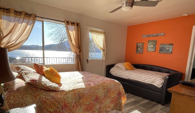 The Boathouse Cottage Clearlake Oaks