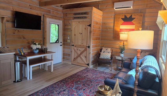 "The Boathouse" Luxury Tiny House close to Oasis!