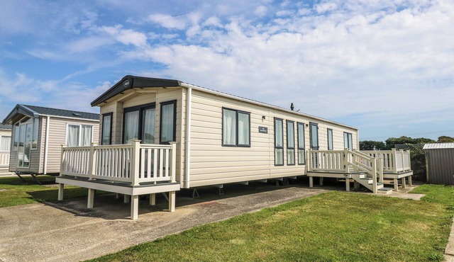 THE BOATHOUSE, pet friendly, with a garden in East Wittering