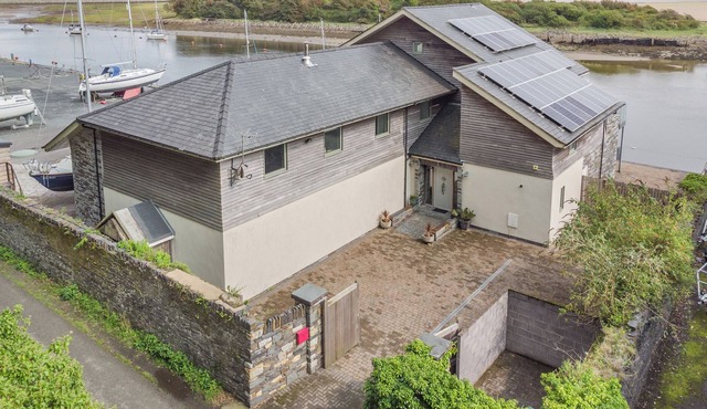 THE BOATHOUSE, pet friendly, character holiday cottage in Porthmadog