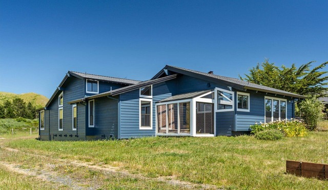 The Bodega House~Family Escape where the Ocean meets Pastures!WiFi/Yard Games