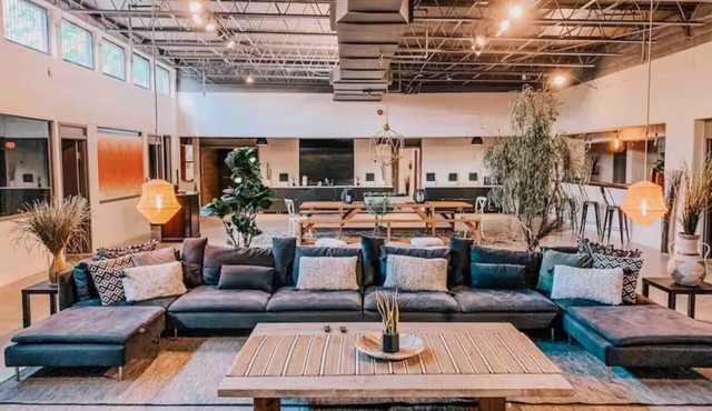 The Bohemian Villa - 7000sqft Ping Pong Darts Hot Tub - 9 bedrooms Sleeps 30