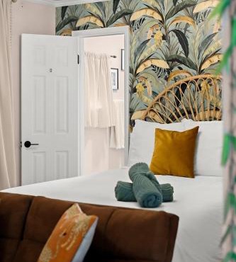 The Boho Jungalow - Private, HotTub, Downtown
