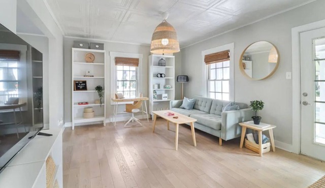 ~The Boho Vibe House~Hot Tub~Free Parking!