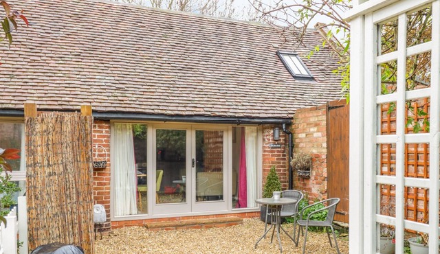 THE BOLT HOLE, luxury holiday cottage, with a garden in Tiddington