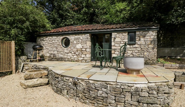 THE BOLT HOLE, pet friendly, with open fire in Shepton Mallet