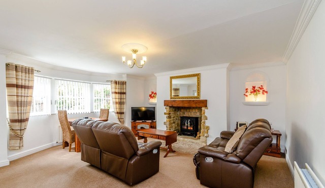 THE BOLTHOLE, luxury holiday cottage, with a garden in Whitby