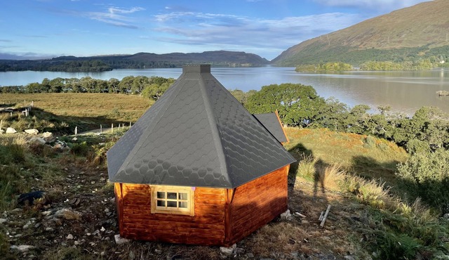 The Bolthole - Romantic wood cabin in a spectacular Lochside setting