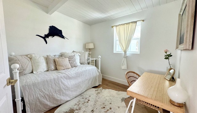 The Bonita Bitty Cottage -2 bed/1 bath waterfront cottage a mile from the beach!