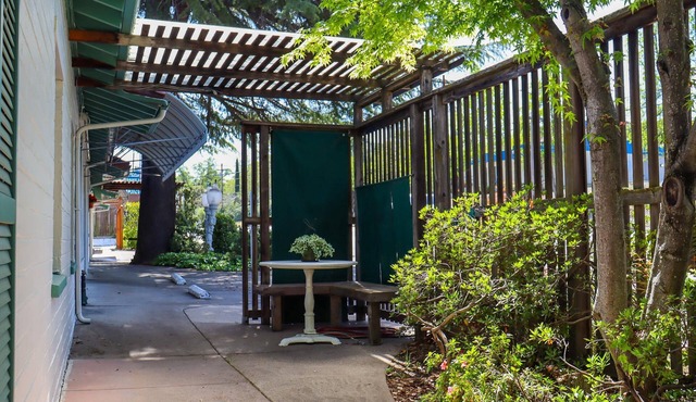 The Bonnie Inn Unit 5 With Breakfast Nook