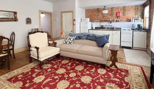 The Bookend Loft Above Perched above historic Pine Street in downtown Rolla