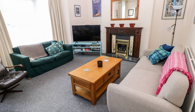 THE BOOKSHELF, pet friendly, character holiday cottage in Mumbles