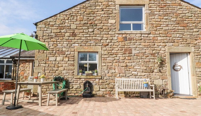 THE BOOT ROOM, pet friendly, character holiday cottage in Ribchester