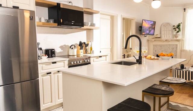 The Bordeaux - 4 bedrooms, 1,5 baths Apartment in Montréal Downtown With Parking