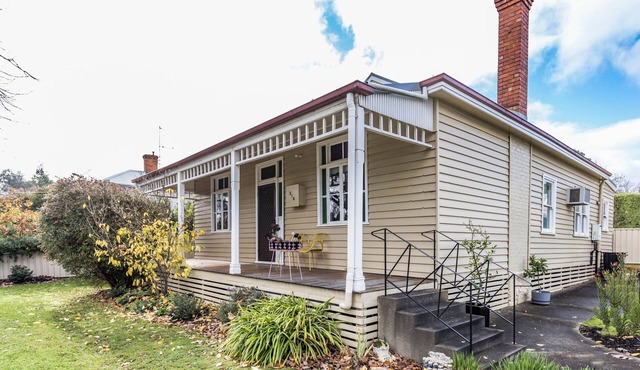 The Botanist's Retreat-Large 3 b/rm. Central Castlemaine.Near The Mill & Gardens