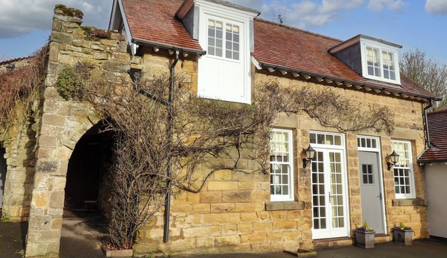 THE BOTHY, character holiday cottage, with open fire in Knaresborough