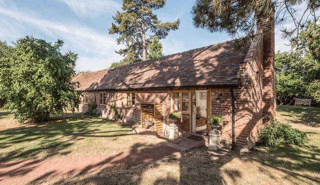 THE BOTHY, luxury holiday cottage, with open fire in Meeson