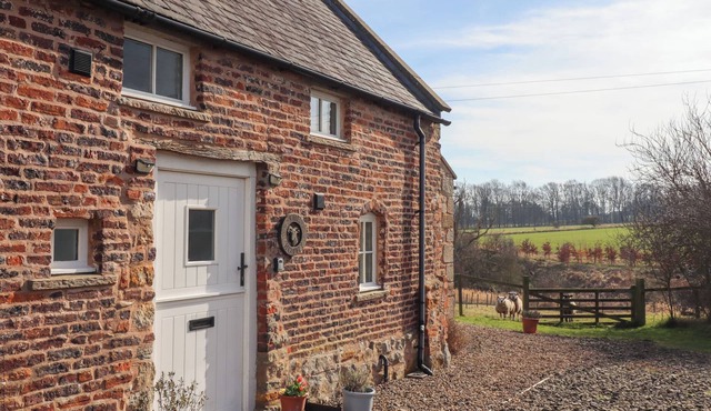 THE BOTHY, pet friendly, country holiday cottage in Lowick