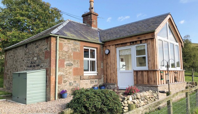 THE BOTHY, pet friendly, character holiday cottage in Kirriemuir
