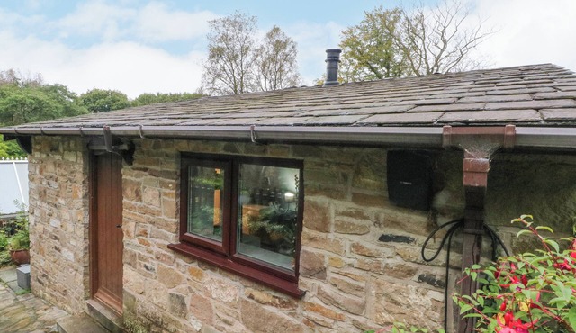 THE BOTHY, pet friendly, with open fire in Horwich