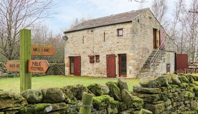 THE BOTHY, pet friendly, luxury holiday cottage in Redmire