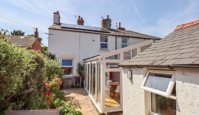 THE BOTHY, pet friendly, with open fire in Lytham St. Annes