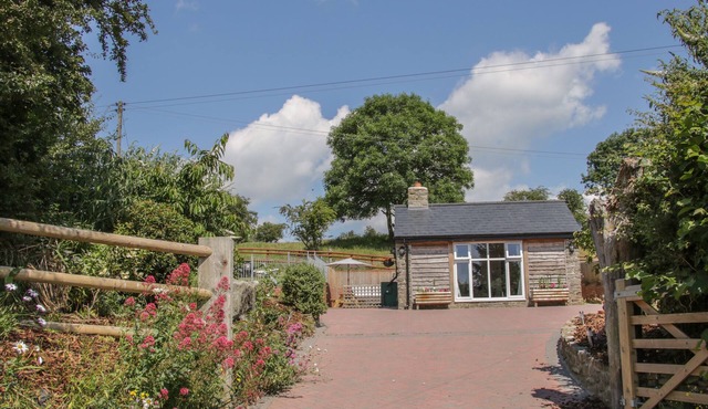 THE BOUNDARY ANNEX, pet friendly, with hot tub in Bishop's Castle