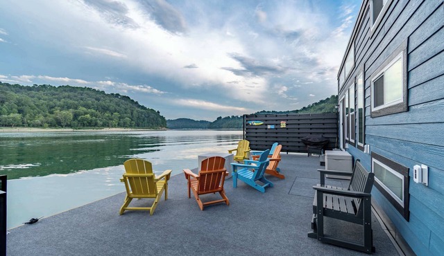 The Bourbon Barge - Floating BoatHouse/Cumberland