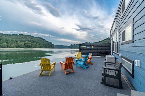 The Bourbon Barge - Floating BoatHouse on Cumberland