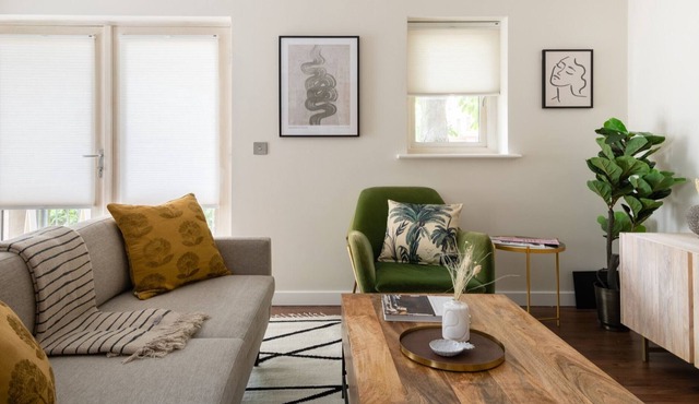 The Bow Mews - Modern & Bright 2BDR Apartment with Patio