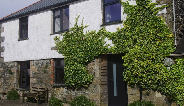 THE BOWER, pet friendly, with a garden in St Keverne