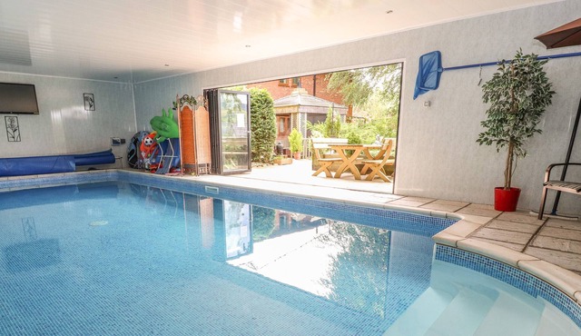 THE BRACKENS, romantic, with pool in Pantymwyn