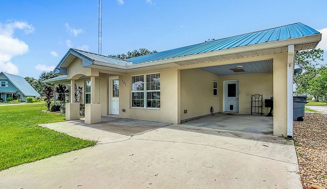 'The Bradley' Cozy 3 BR in charming Frostproof. Pool. Public boat ramp. Quiet.