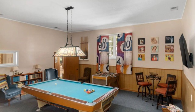The Brady Bunch House: 6 Bedrooms/4 Bathrooms/Game Room and Screened Porch!