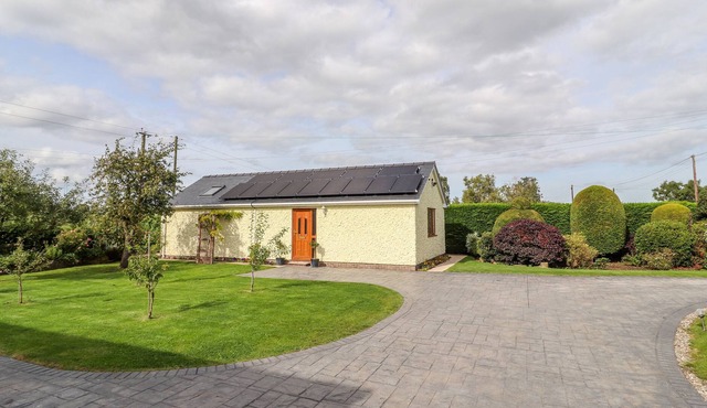 THE BRAMBLES, pet friendly, with a garden in Bangor-On-Dee