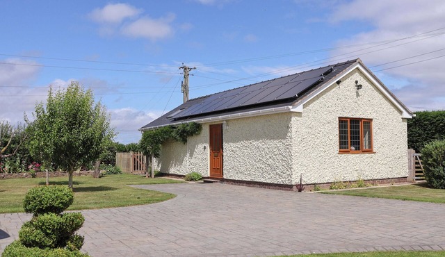 THE BRAMBLES, pet friendly, with a garden in Holt, North Wales