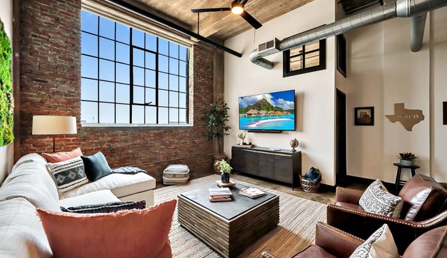 The Brazos Bear- Downtown Waco Condo- Walk to Silos!