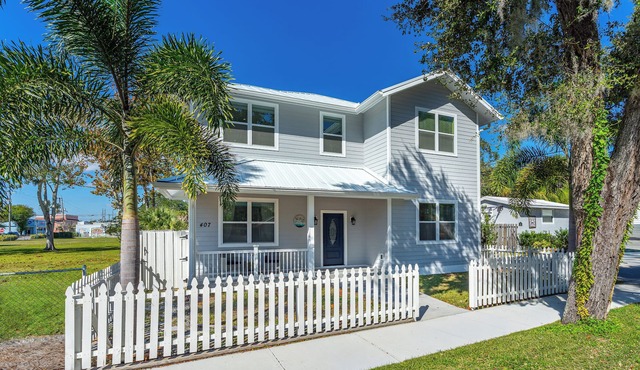 The Break at NSB~Terrific 7-bedroom house with AC in New Smyrna Beach