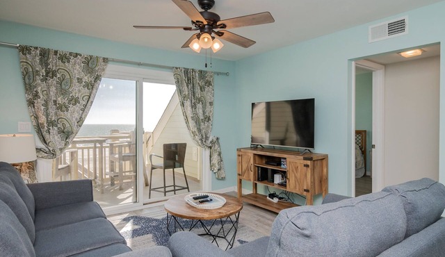 The Breeze: Community Pool, Private Balcony, Whirlpool Tub and More!