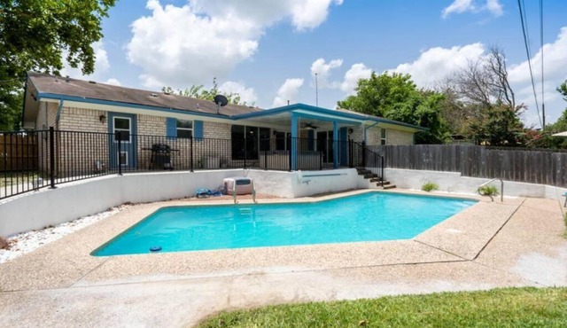The Breezy Blue View with hot tub and pool