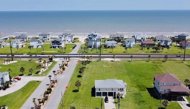 The breezy House – 5 minute stroll to the beach.