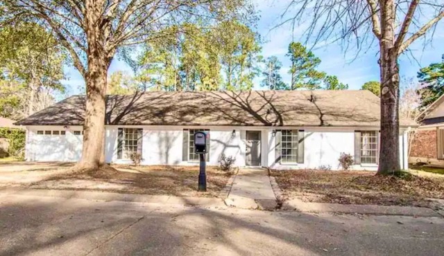 The Briarcliff - 4 bedroom/3 bath home with back patio and large back deck