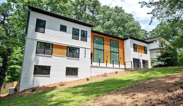 The Briarcliff Glass HousenFabulous 6-bedroom SMART house with smar
