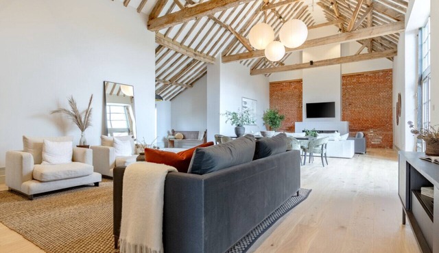 The Brick Barn - Five Bedroom House, Sleeps 10
