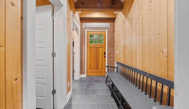 The Brick Cottage with Cozy Cabinn in the woods!