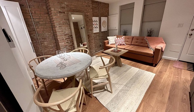 The Brick Flat - Stylish stay ~20 min from Manhattan