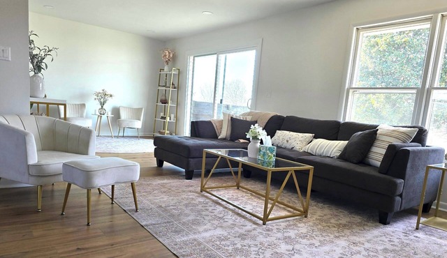 The Brick Houuuse! 3 Bedroom and 2 Bath Home