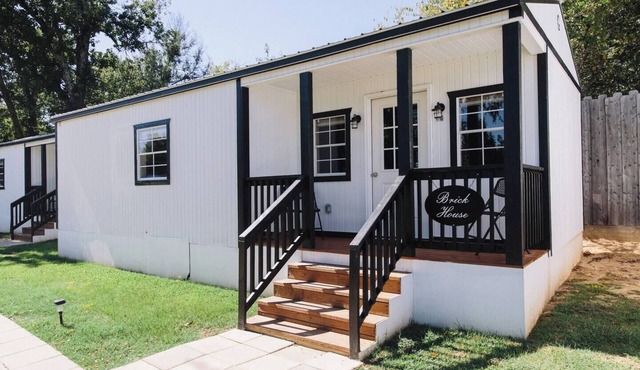 The Brickhouse - Tiny Home w/Access to Pool & Hot Tub, The Brickhouse - Modern Cottage w/Access to